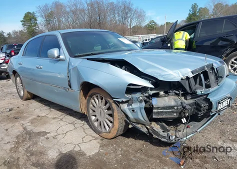 2005 Lincoln Town Car Signature z USA, uszkodzony, nr VIN 1LNHM81W15Y615184